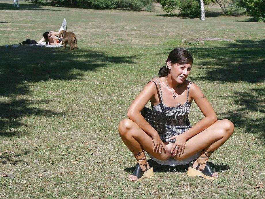 25P FLASHING Outdoors Upskirt