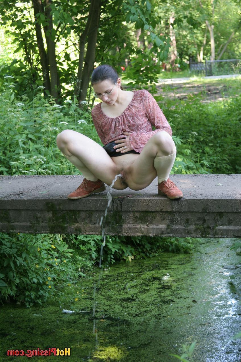 15P Blushing chick in glasses does a great pee stream from the park bridge