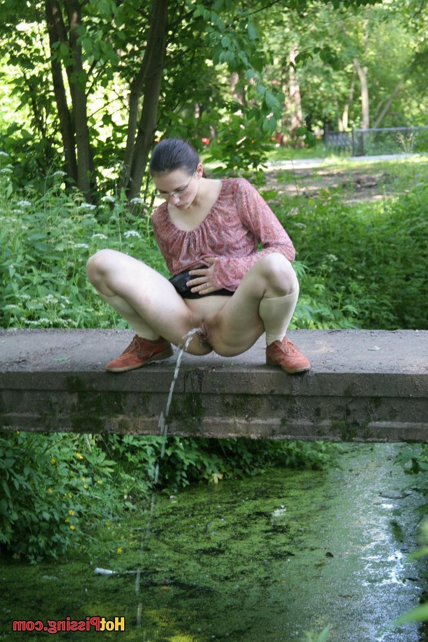 15P Blushing chick in glasses does a great pee stream from the park bridge