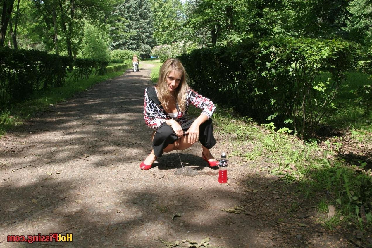 10P Shy but slutty young woman spills her poon and does a leak in public