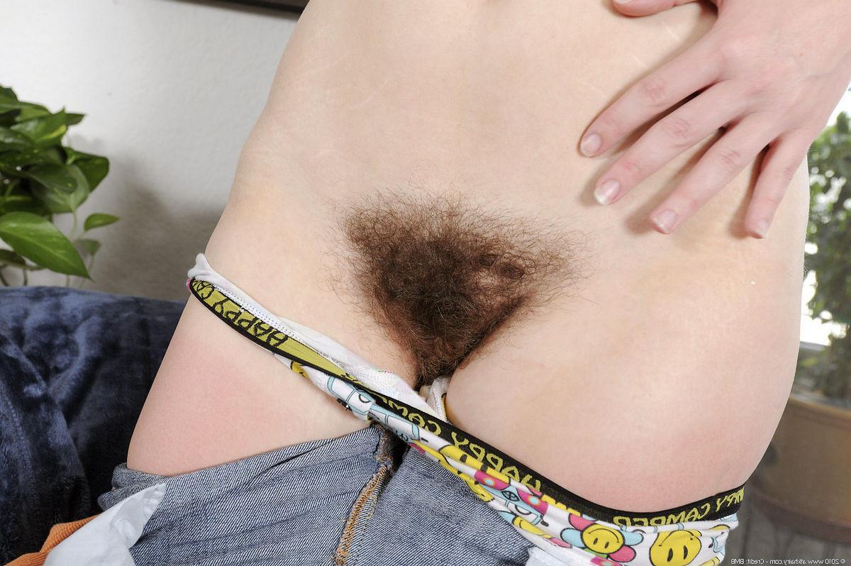 15P Hairy natural amateur Sammy spreading pussy