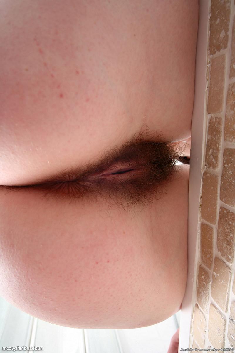 15P Hairy natural amateur spreads bush in bathtub