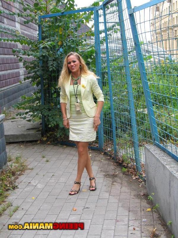 15P Sexy fair hotsy lifts up her green mini and has a pee-pee in the yard