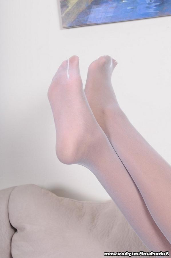 15P More naughty pantyhose first timer