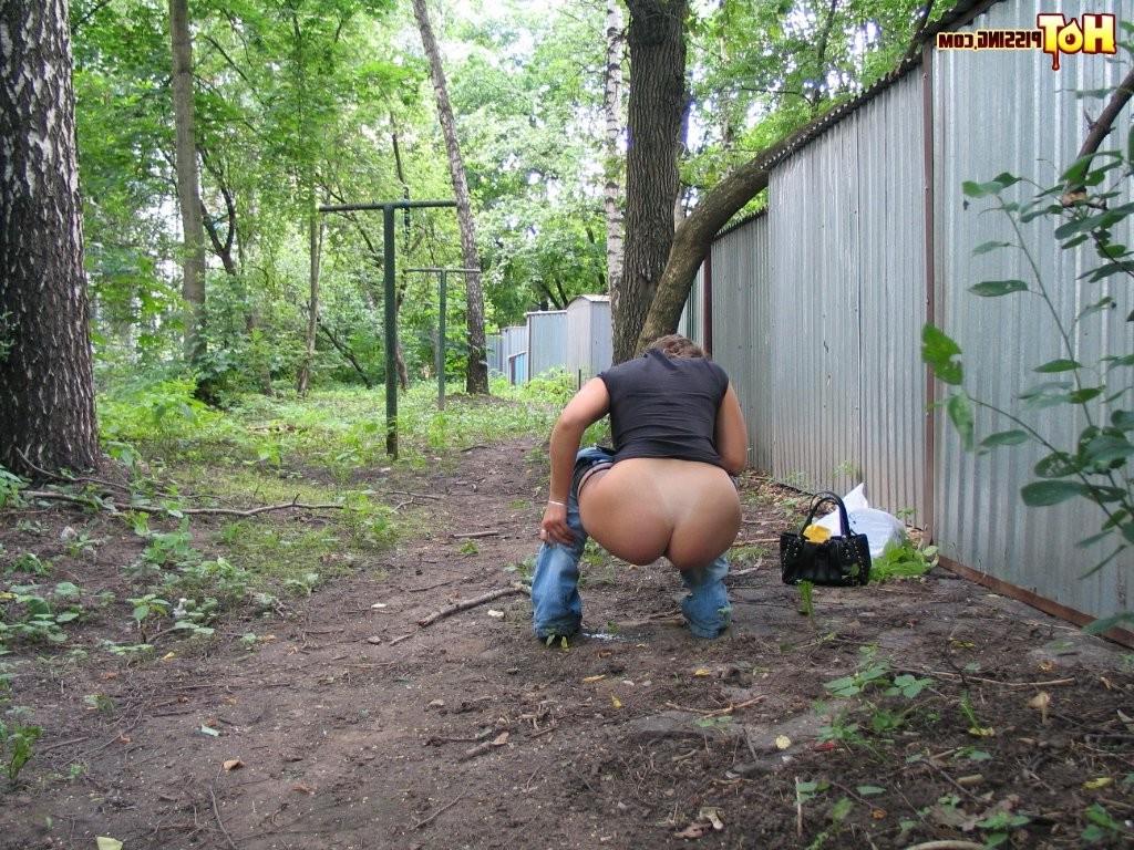 15P Spy camera shots of a gal in jeans as she does a leak behind a garage