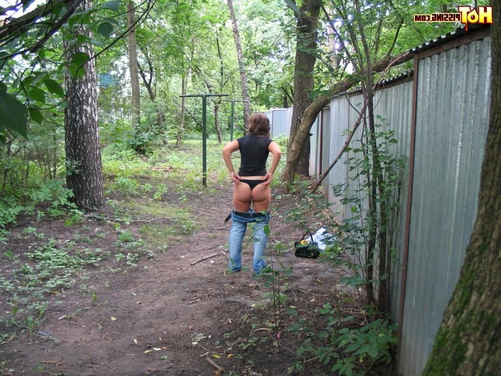 15P Spy camera shots of a gal in jeans as she does a leak behind a garage