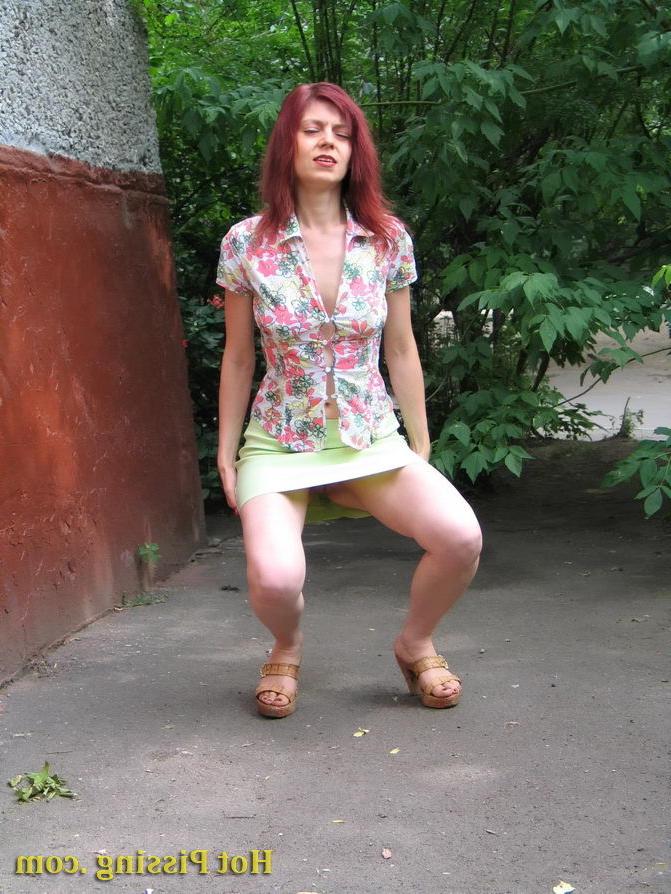 15P Hot redhead can not hold it in and relieves herself behind a building