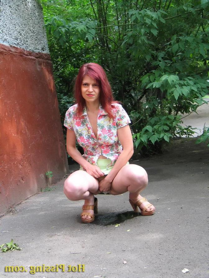 15P Hot redhead can not hold it in and relieves herself behind a building