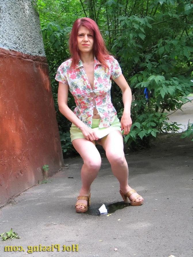 15P Hot redhead can not hold it in and relieves herself behind a building