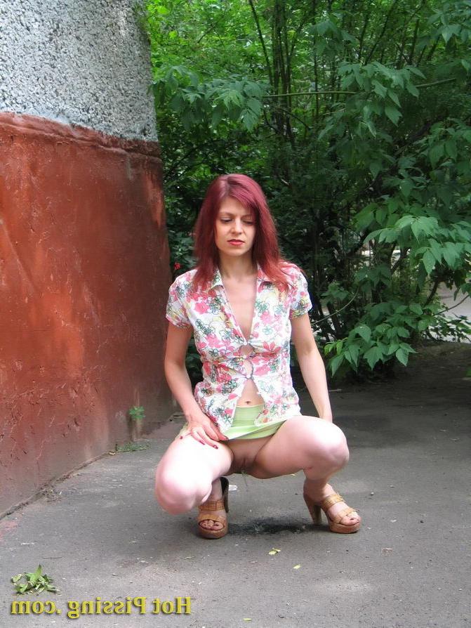 15P Hot redhead can not hold it in and relieves herself behind a building