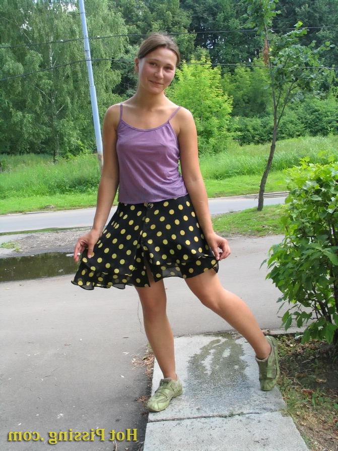 15P Jolly smoking chick pulls up her skirt and does a piss near the road