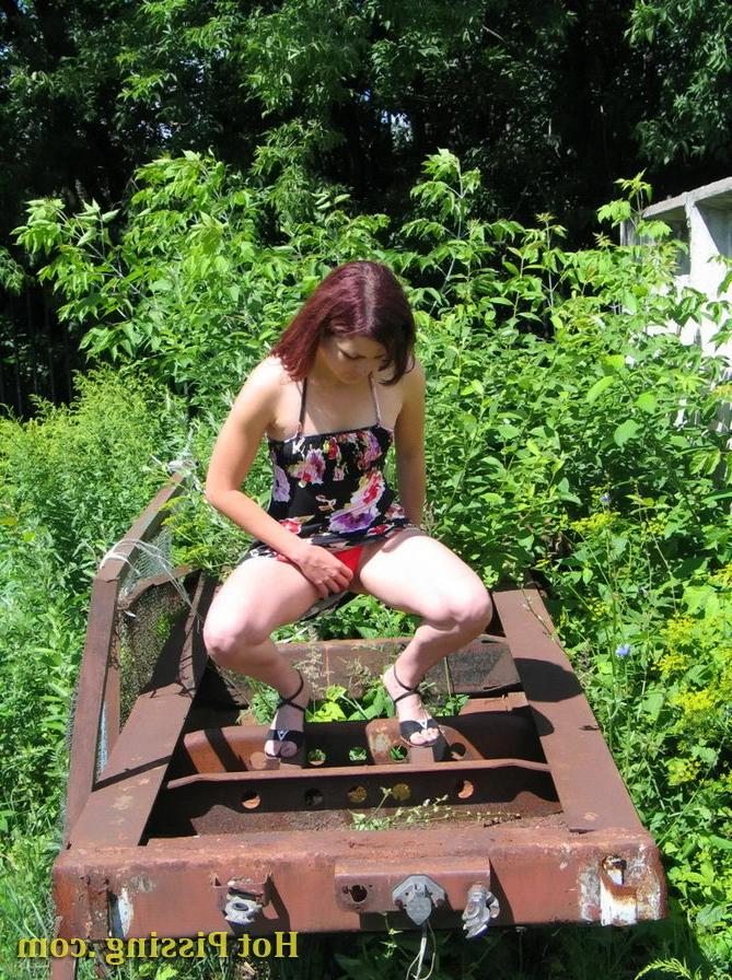15P Pretty girl in sexy black dress gets squatted and pees in the bushes