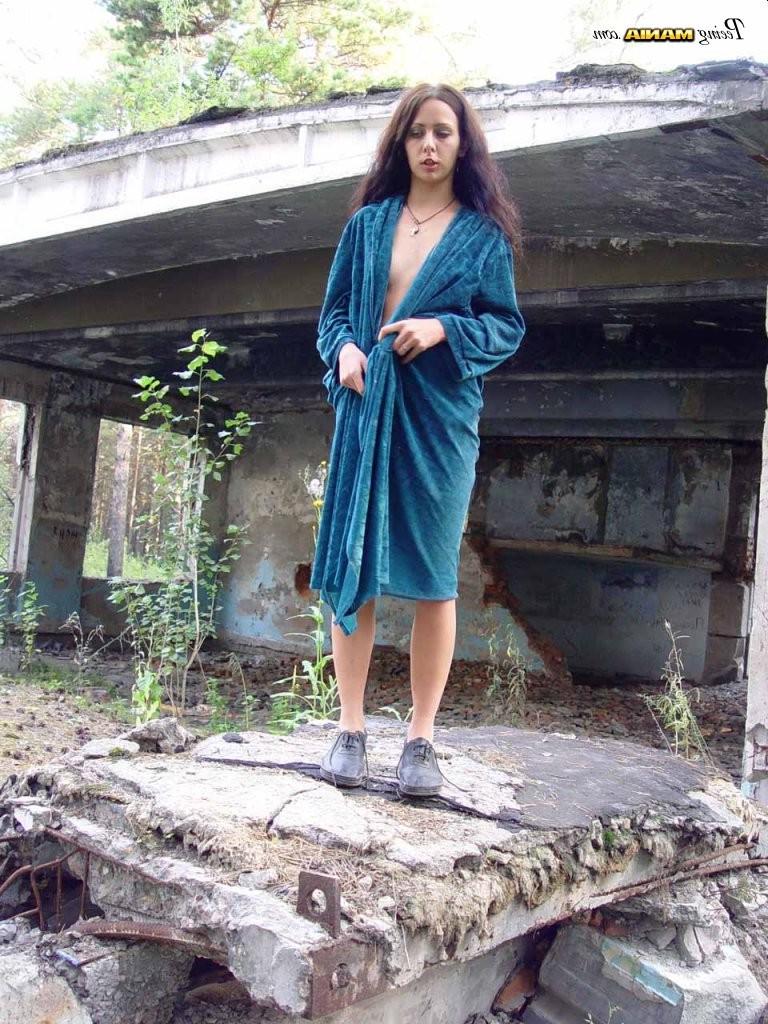 15P Naughty babe gets nude and makes a big puddle of pee in the open air