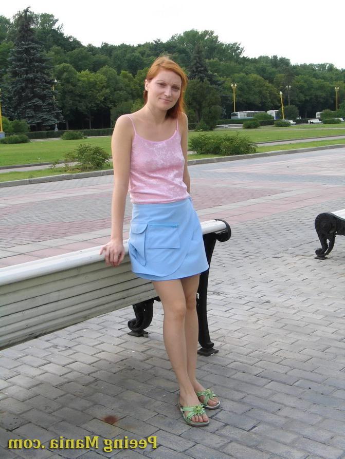 15P Playful babe empties her bladder sitting on the bench back in the park