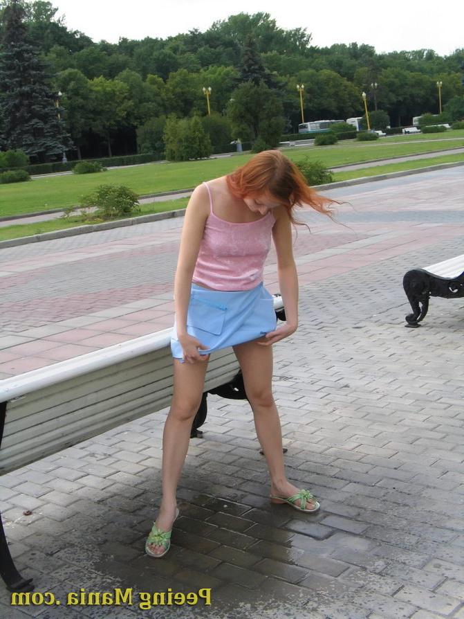 15P Playful babe empties her bladder sitting on the bench back in the park