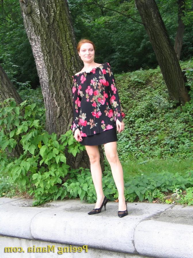 15P Redhead squats in the park to do a piss as she can not suffer anymore