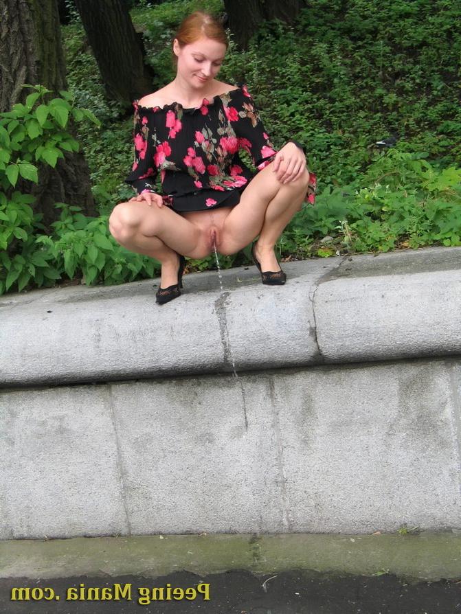 15P Redhead squats in the park to do a piss as she can not suffer anymore