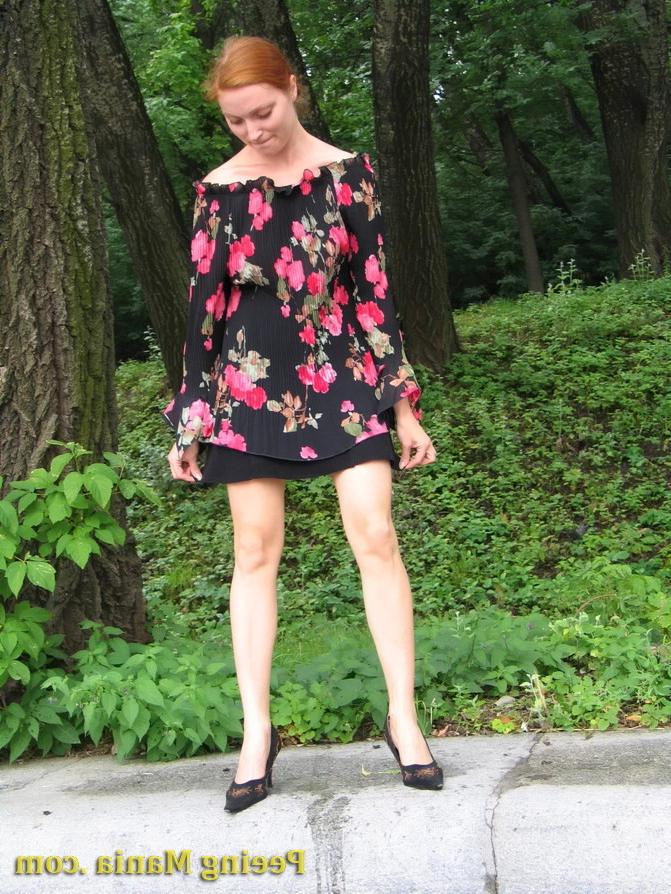 15P Redhead squats in the park to do a piss as she can not suffer anymore