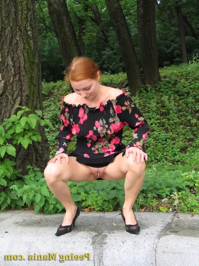 15P Redhead squats in the park to do a piss as she can not suffer anymore