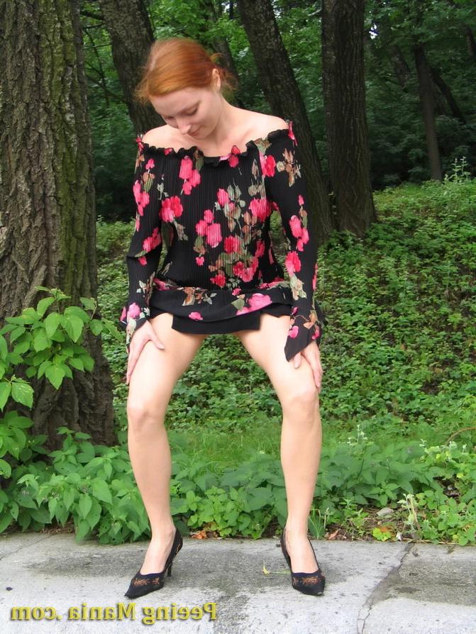 15P Redhead squats in the park to do a piss as she can not suffer anymore