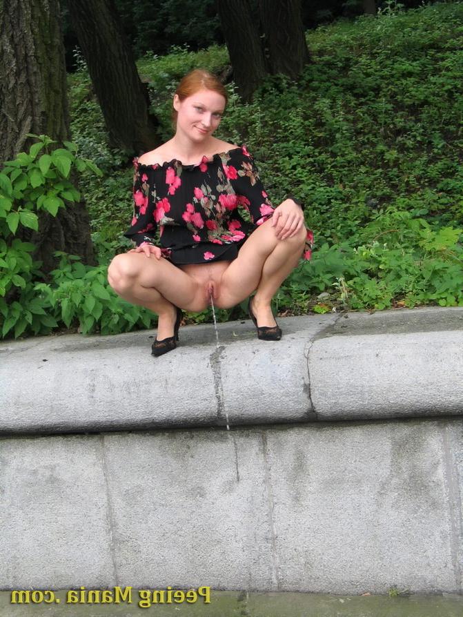 15P Redhead squats in the park to do a piss as she can not suffer anymore