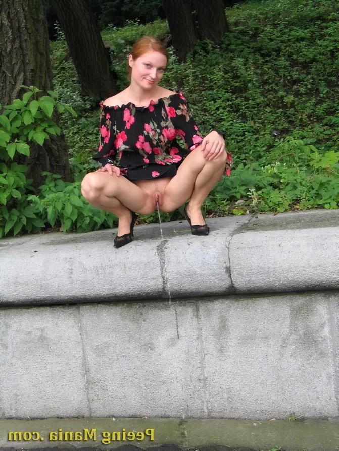 15P Redhead squats in the park to do a piss as she can not suffer anymore
