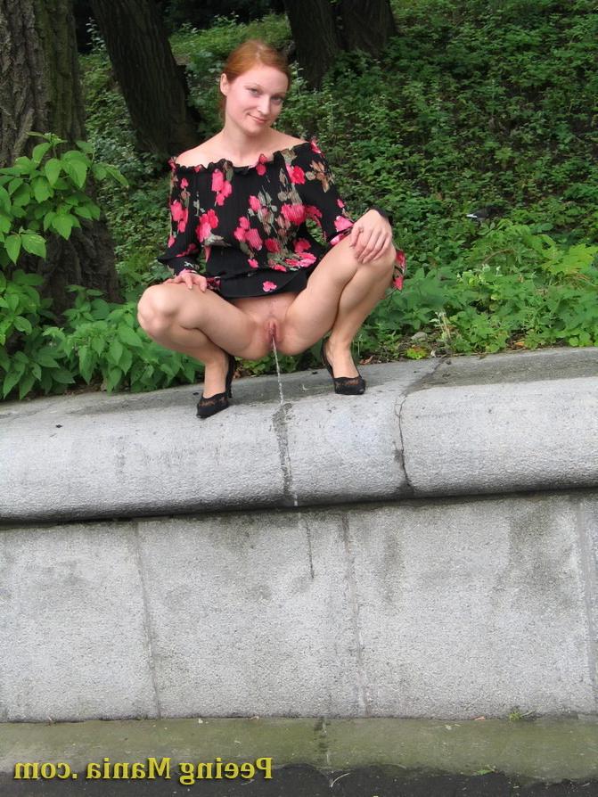 15P Redhead squats in the park to do a piss as she can not suffer anymore