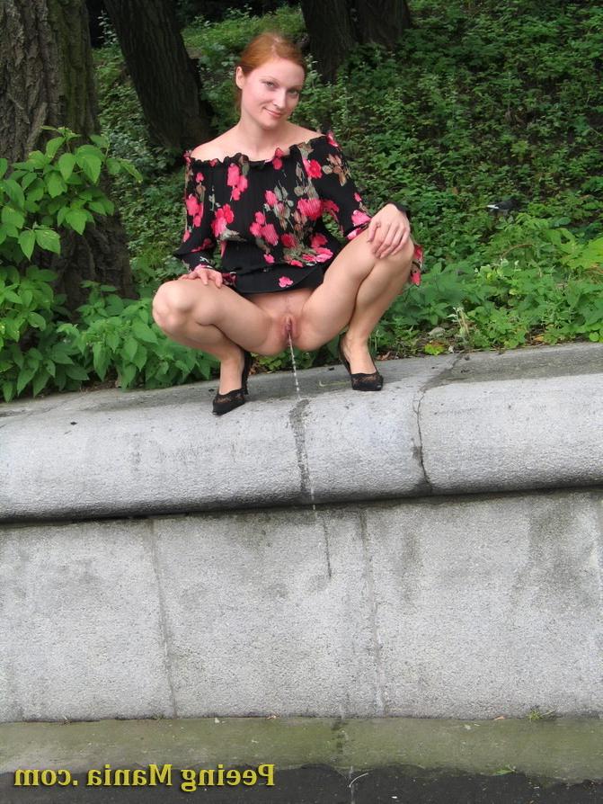 15P Redhead squats in the park to do a piss as she can not suffer anymore