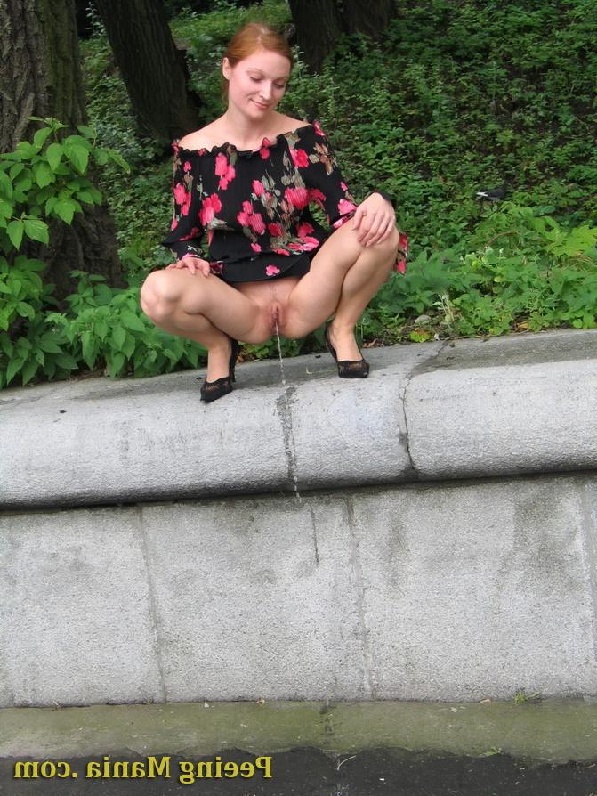 15P Redhead squats in the park to do a piss as she can not suffer anymore