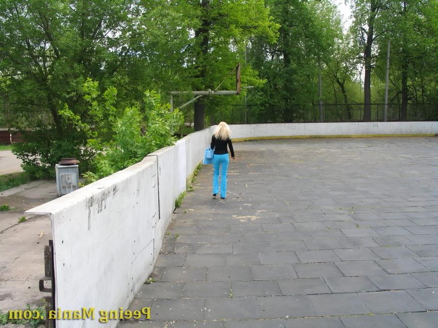 15P Blondes Mädchen pinkelt im Freien, ahnungslos von einem Voyeur mit einer Spionagekamera