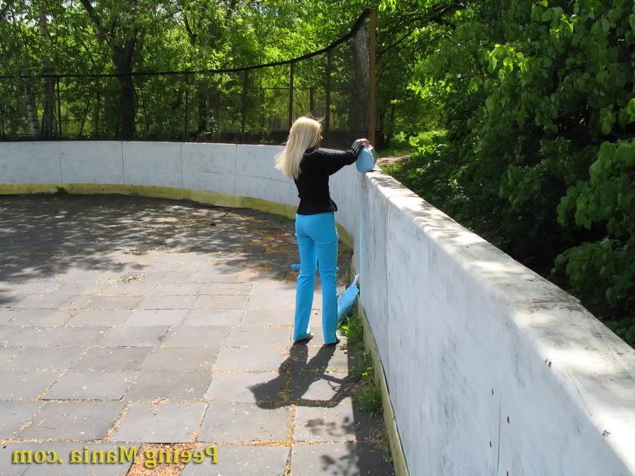 15P Blondes Mädchen pinkelt im Freien, ahnungslos von einem Voyeur mit einer Spionagekamera