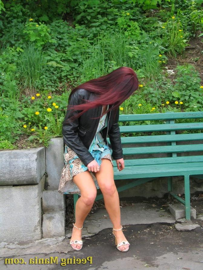 15P Slutty babe spreads her legs wide and takes a leak near the bench