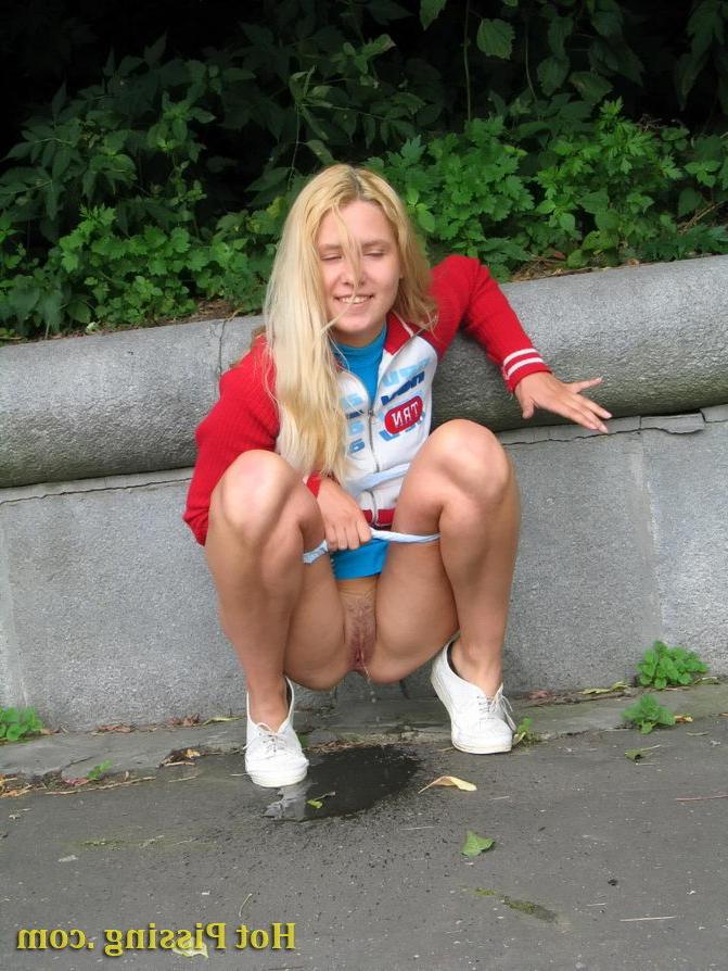 15P Lovely chick demonstrates her nude pussy during pissing in the street