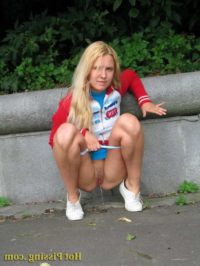 15P Lovely chick demonstrates her nude pussy during pissing in the street