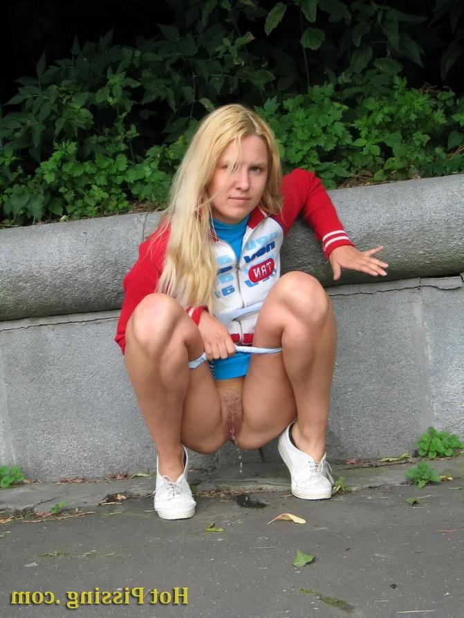 15P Lovely chick demonstrates her nude pussy during pissing in the street