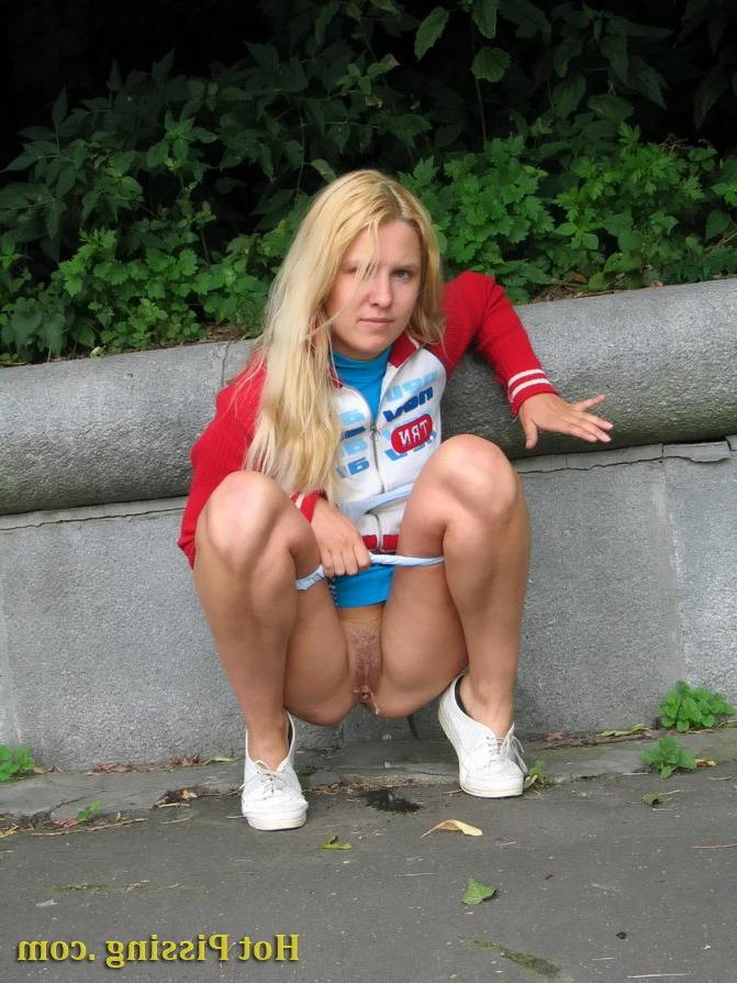 15P Lovely chick demonstrates her nude pussy during pissing in the street