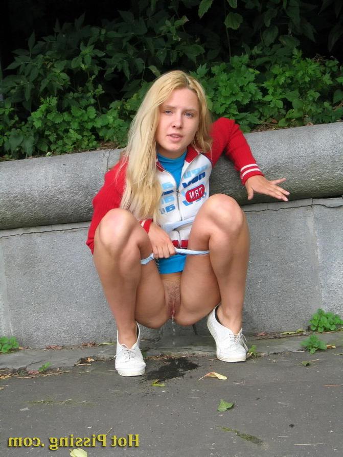 15P Lovely chick demonstrates her nude pussy during pissing in the street