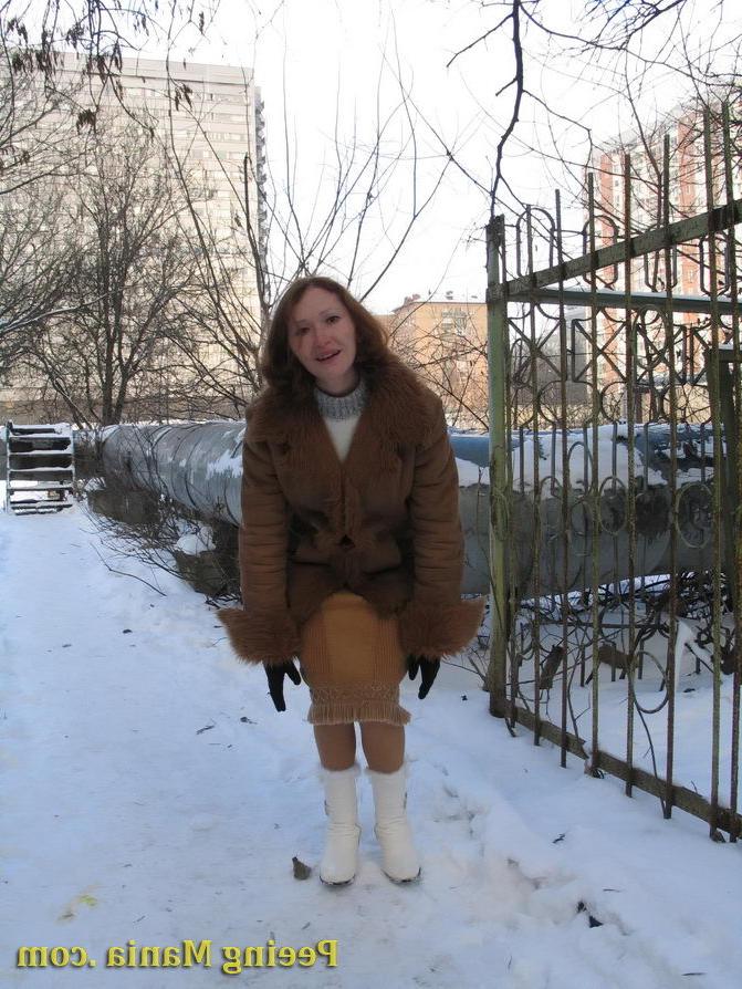 15P Daring chick pulls down her pantyhose and does a piss in wintertime