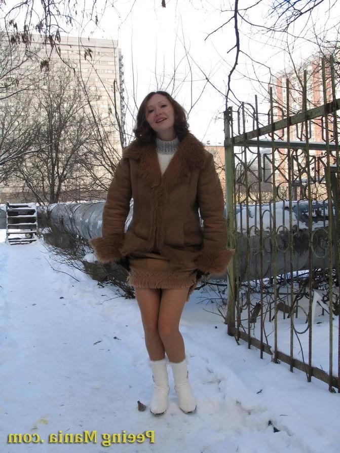 15P Daring chick pulls down her pantyhose and does a piss in wintertime
