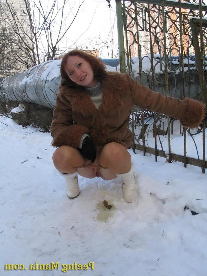 15P Daring chick pulls down her pantyhose and does a piss in wintertime
