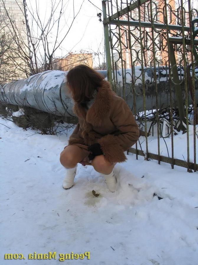 15P Daring chick pulls down her pantyhose and does a piss in wintertime