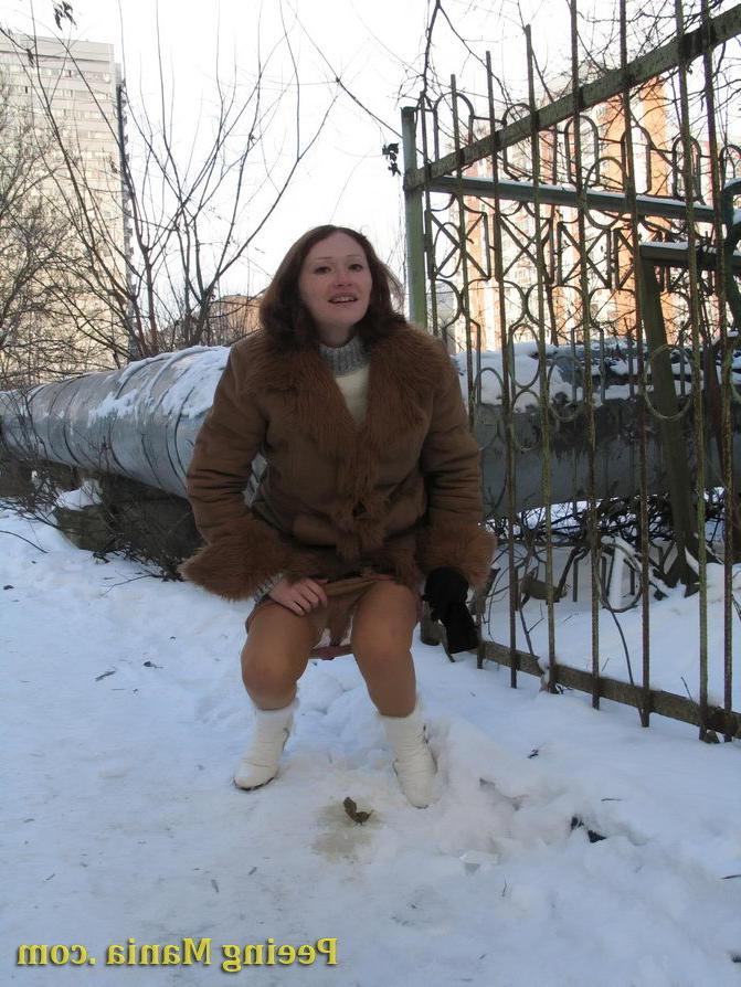 15P Daring chick pulls down her pantyhose and does a piss in wintertime