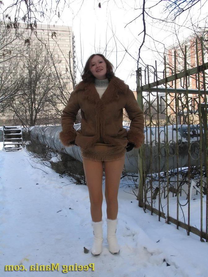 15P Daring chick pulls down her pantyhose and does a piss in wintertime