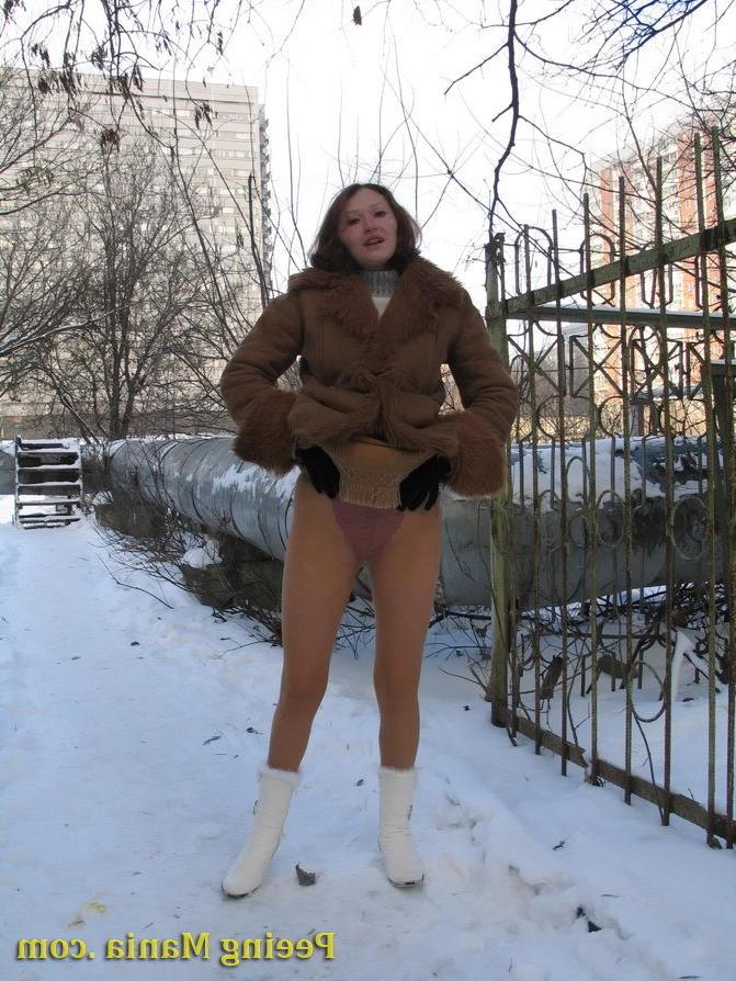 15P Daring chick pulls down her pantyhose and does a piss in wintertime
