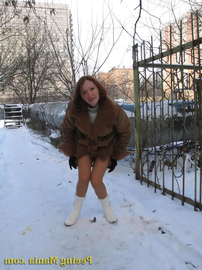15P Daring chick pulls down her pantyhose and does a piss in wintertime