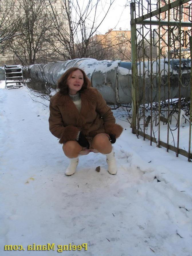 15P Daring chick pulls down her pantyhose and does a piss in wintertime