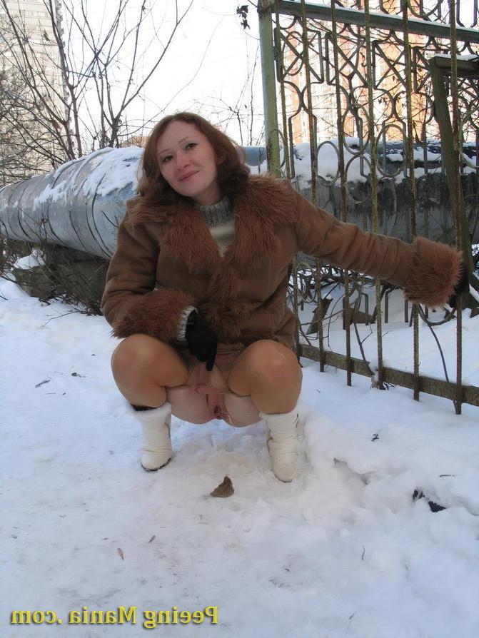 15P Daring chick pulls down her pantyhose and does a piss in wintertime