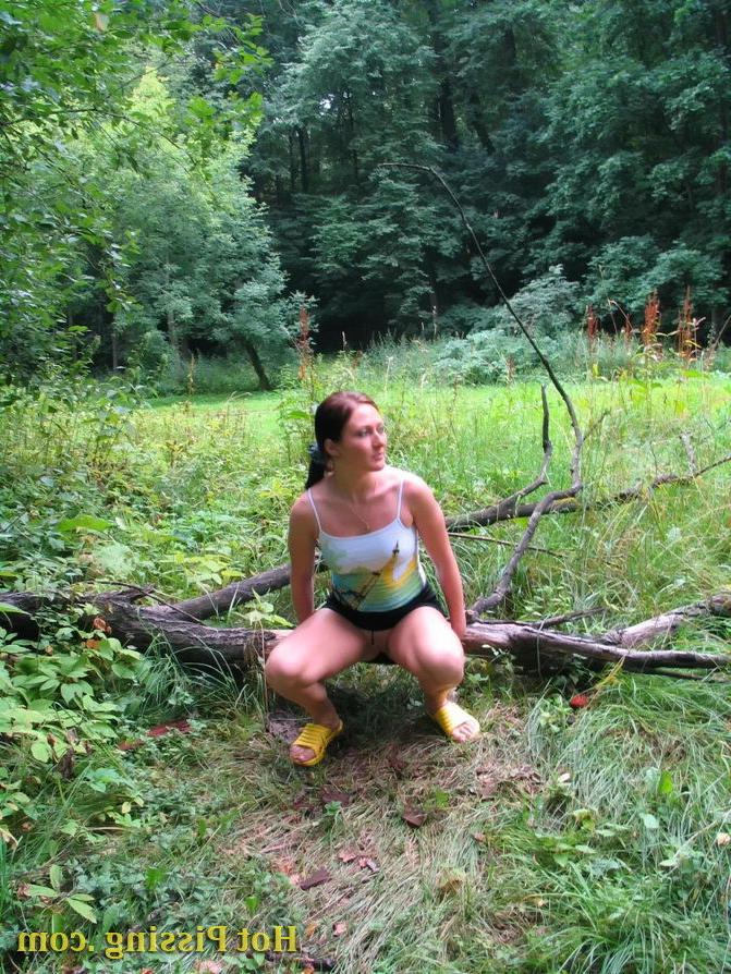 15P Horny chickie pulls up her skirt and enjoys taking a piss on the glade