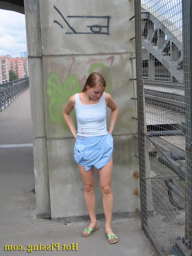 15P Naked spread legs and sweet pussy of a lovely girl piddling outdoors