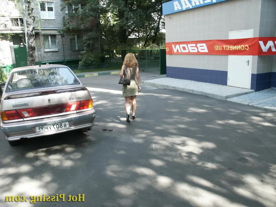 15P Hot spying on an unsuspecting sexy blondie doing a pee behind a garage